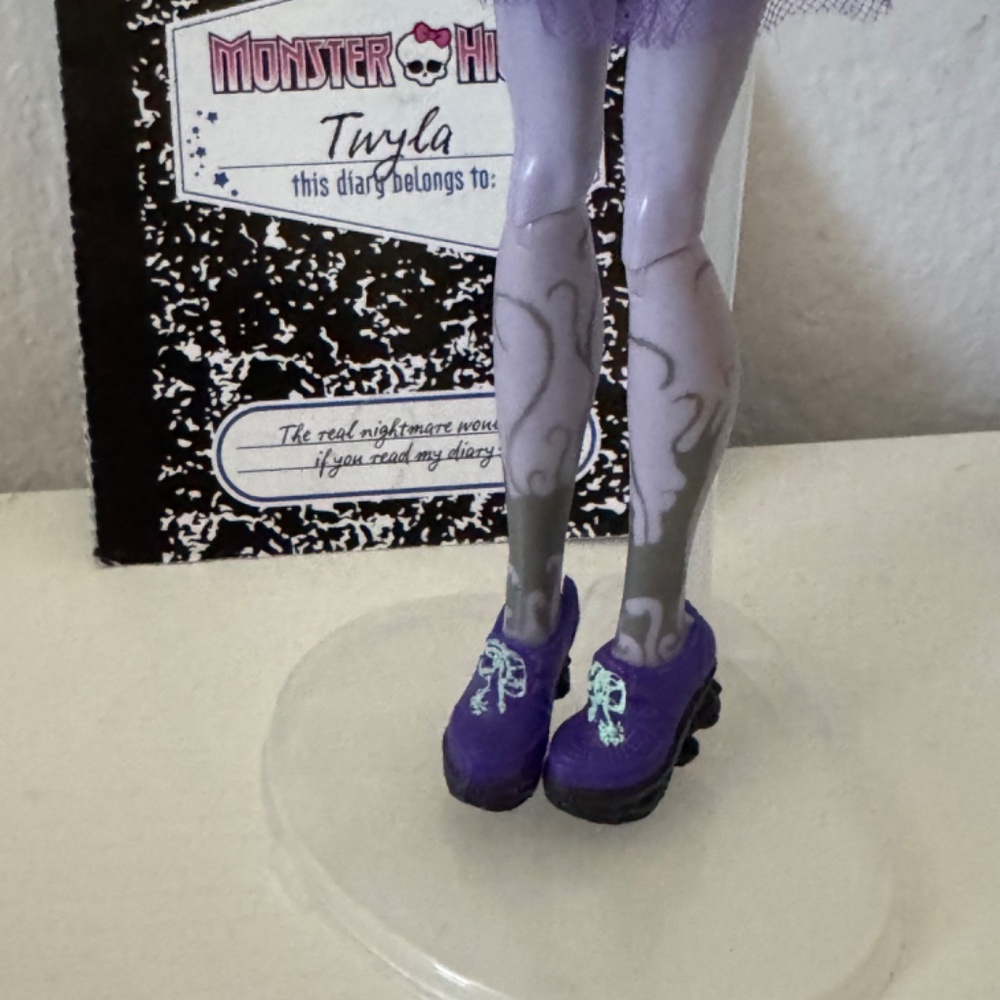 Monster High Twyla doll, 13 Wishes with booklet - Picture 3 of 5